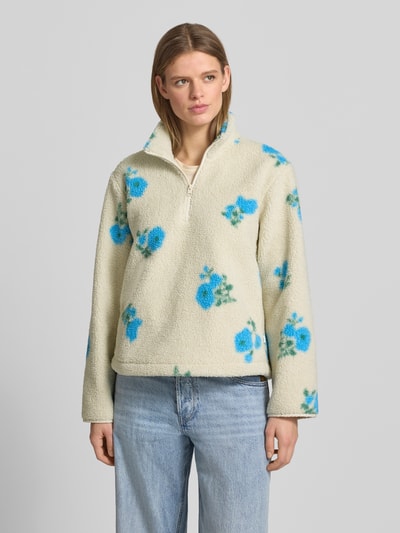 Frauenmodel trägt Regular Fit Pullover mit Stehkragen Modell 'Vera' von JJXX aus Teddyfell mit Reißverschluss, florales Muster, Ganzkörperansicht von vorne.