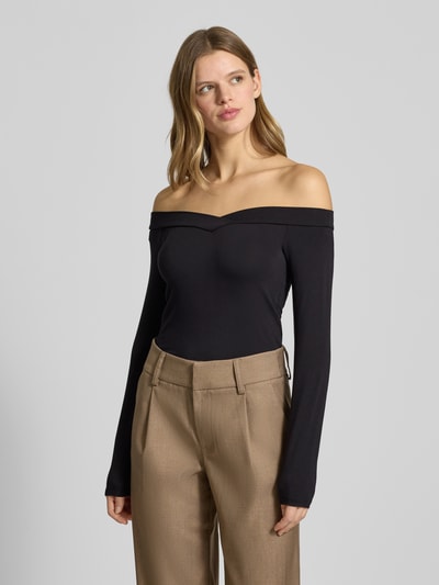 Vrouwenmodel draagt Slim Fit Langarmshirt uit viscose-mix van Pieces, effen zwart, V-hals, label stitching, stretchstof, lange mouw. Volledig lichaamsbeeld van voren.
