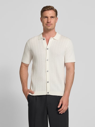 Männermodel trägt Strickshirt mit Polokragen Modell 'Tristao' von JOOP! Collection aus Reine Baumwolle, Slim-Fit, Ganzkörperansicht von vorne.