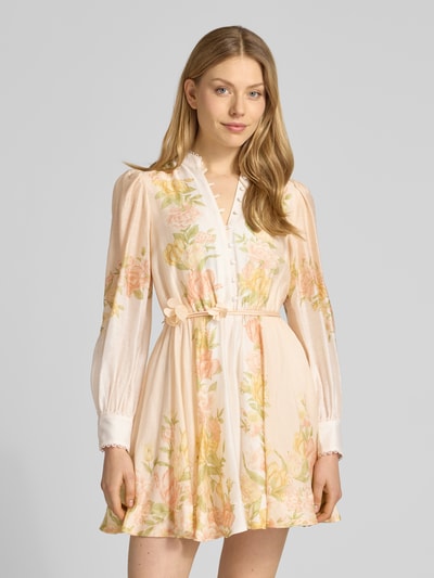 Frauenmodel trägt Cocktailkleid mit Bindegürtel Modell 'Shannah' von Forever New aus Reine Baumwolle, A-Linie, Minikleid, Stehkragen, Knopfleiste, florale Pastellfarben, strukturierte Haptik, Rückenlänge 39 cm, Brustweite 43 cm, Ärmellänge 62 cm, Ganzkörperansicht von vorne.