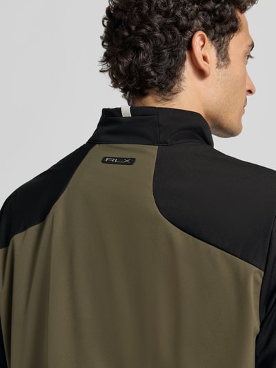Männermodel trägt Relaxed Fit Sweatjacke mit Logo-Stitching Modell '2_5L PLAINWEAVE' von Polo Ralph Lauren in Oliv und Schwarz, Nahaufnahme Rückansicht. Herren Sweatjacke von Polo Ralph Lauren