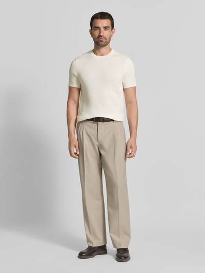 Męski model nosi Strickshirt mit Strukturmuster Modell 'Elio' von JOOP! COLLECTION z bawełny, krój slim fit, okrągły dekolt, Długość tyłu 67 cm, Ganzkörperansicht von vorne