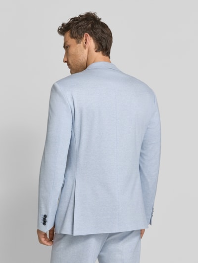 Männermodel trägt Regular Fit Blazer aus Viskose-Mix Modell 'Finch' von JOOP! Collection in Hellblau, Rückansicht, Ganzkörperansicht Rückansicht. Elastischer Stoff, Reverskragen, 2-Knopfleiste, Pattentaschen und dezente Brusttasche.
