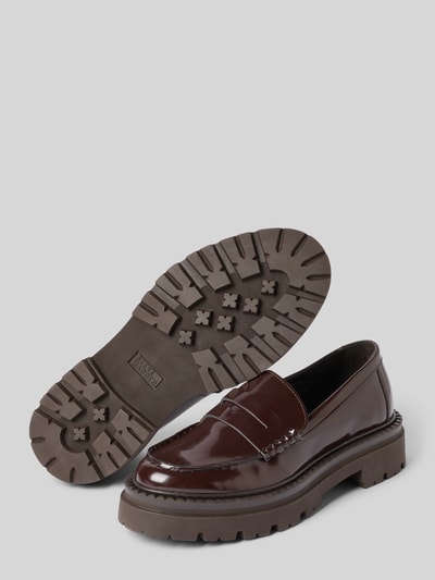 Produktfoto, Loafer in Leder-Optik Modell 'Katja' von Steve Madden, braune Farbe, abgerundete Form, profilierte Plateausohle, Schaftbrücke, 5 cm hoher Absatz, 6 cm Schafthöhe, 12 cm Schaftweite bei Größe 40