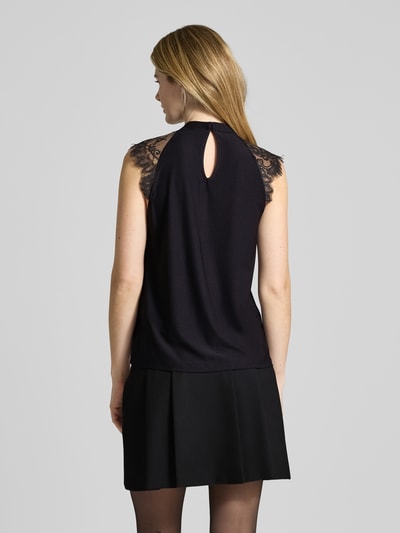Frauenmodel trägt Regular Fit Blusentop mit Spitze Modell 'MILLA' von Vero Moda, Optik: Unifarben, Stehkragen, Kappärmel, Schlüsselloch, 2-Knopf-Verschluss, Detailaufnahme Rückansicht.