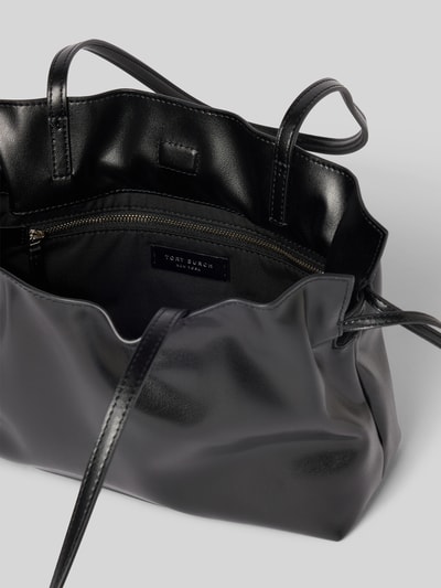 Produktfoto, Shoulder Bag mit Raffungen Modell 'Ella' von Tory Burch in Schwarz, glatte Oberfläche, Reißverschlusstasche innen, Magnetverschluss, schmale Schulterriemen, Maße 24x20x10 cm