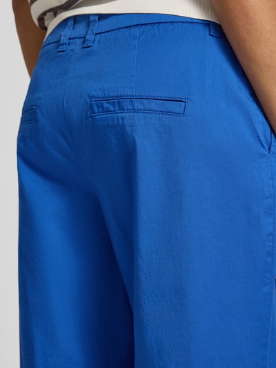 Männermodel trägt Wide Leg Culotte aus Baumwoll-Mix von s.Oliver RED LABEL, unifarbenes Blau, angedeutete Gesäßtaschen, Detailaufnahme