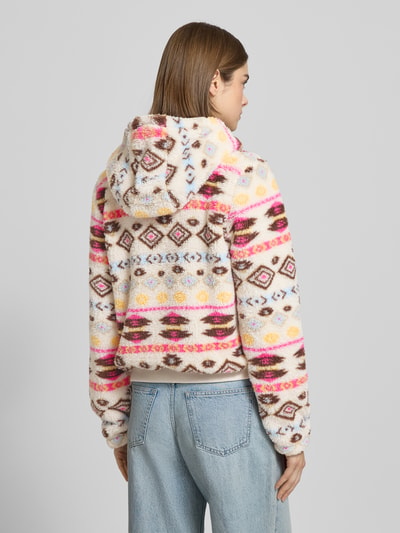 Vrouwenmodel draagt Regular Fit Sweatjacke met Kapuze Modell 'ANNA' van Only, teddy-fleece, meerkleurig abstract patroon, rugaanzicht.