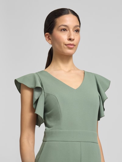 Frauenmodel trägt Regular Fit Jumpsuit mit Rüschenbesatz von Swing in hellem Grün, V-Ausschnitt, ärmellos, glatte Textur, Nahaufnahme Oberkörper