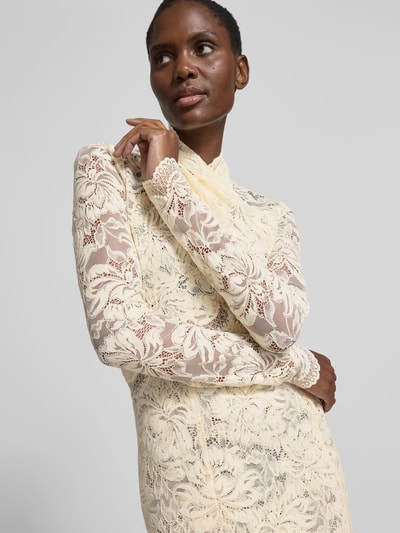 Frauenmodel trägt Maxikleid aus Spitze mit Stretch-Anteil von Rabanne in Creme mit Stehkragen, Langärmelig, Elastischer-Material-Mix, körpernahe Passform, Nahaufnahme Oberkörper. Brustweite 40 cm, Ärmellänge 68 cm, Taillenweite 31 cm, Gesamtlänge 149 cm, Größe S/M.