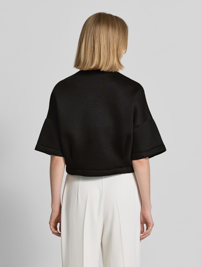 Frauenmodel trägt Jacke mit 1/2-Arm und Reißverschlusstaschen von Rinascimento, schwarzer Viskose-Mix, glatte Textur, Ganzkörperansicht Rückansicht.