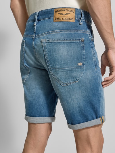 Männermodel trägt Regular Fit Jeansshorts im 5-Pocket-Design von PME Legend aus Baumwoll-Elasthan-Mix, Modell 'NIGHTFLIGHT', Rückansicht.