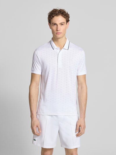 Männermodel trägt weißes Regular Fit Sport Poloshirt mit Kontraststreifen von Lacoste Sport, Stretch-Webstruktur, Label Patch, Ganzkörperansicht von vorne.
