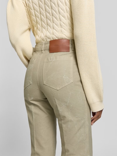 Frauenmodel trägt Wide Fit Hose mit AufgesetzteTaschen von Victoria Beckham aus Reine Baumwolle in Beige mit Gürtelschnalle und Knopf-Reißverschluss, Ganzkörperansicht Rückansicht.
