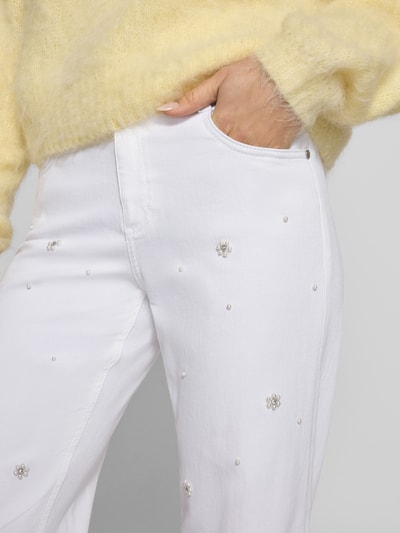 Kobieta nosi Wide Fit Jeans mit Perlen- und Strasssteinbesatz od Angels, bawełniany miks ze stretchem, 5 kieszeni; zbliżenie na biodra