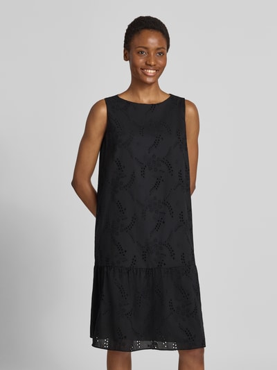 Frauenmodel trägt A-Linien Freizeitkleid aus reiner Baumwolle von s.Oliver BLACK LABEL in Schwarz mit Lochmuster, Ganzkörperansicht von vorne.