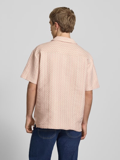 Männermodel trägt Regular Fit Freizeithemd im Allover-Look Modell 'MONTAUK' von Jack & Jones, Material-Mix mit Baumwoll-Anteil, Rückansicht.