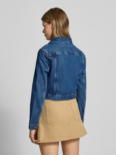 Kobiece modelka nosi Kurtka jeansowa o krótkim kroju z detalem z logo Calvin Klein Jeans, bawełna, wykładany kołnierz, widok całej sylwetki od tyłu.