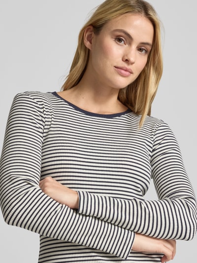 Modelka kobieca nosi Longsleeve in Ripp-Optik mit Rundhalsausschnitt od Smith and Soul, bawełna z domieszką elastanu, krój slim fit, prążkowana faktura, wzór w paski, dekolt okrągły, długość tyłu w rozmiarze S: 58 cm, zbliżenie na górną część ciała.