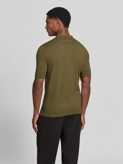 Mężczyzna nosi koszulkę polo w kolorze oliwkowym z mieszanki wiskozy, czarne spodnie, Regular Fit Poloshirt aus Viskose-Mix model 'San Peter-CV' od HUGO, koszulka polo męska, widok całej sylwetki z tyłu