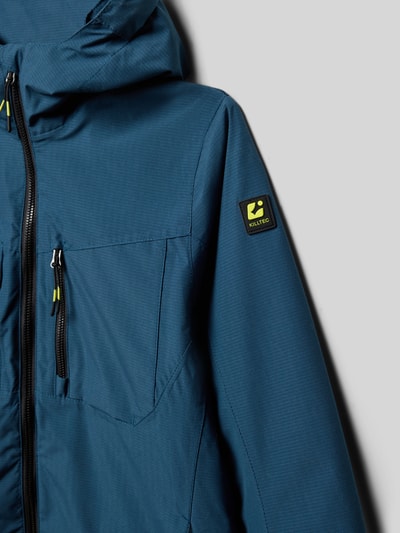 Produktfoto, Regular Fit Jacke mit Kapuze von Killtec in Blau, sichtbare Eingrifftaschen mit Reißverschluss, Logo-Detail am Ärmel, strukturierte Oberfläche, Napoleon- und Brusttasche, Rückenlänge 58 cm, Schulterbreite 36 cm, Ärmellänge 51 cm, Kinder Jacke