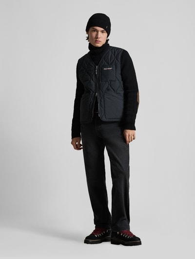 Männermodel trägt Regular Fit Steppweste mit Brusttasche von Polo Ralph Lauren, unifarben, Steppstruktur, Ganzkörperansicht von vorne