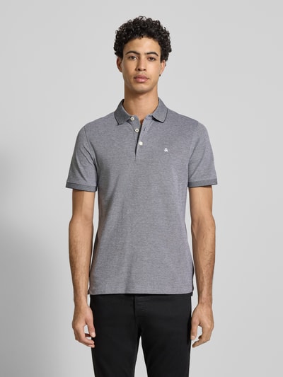 Männermodel trägt Slim Fit Poloshirt mit Viskose-Anteil Modell 'Paulos' von JACK & JONES, Baumwoll-Mix, Polokragen, Ganzkörperansicht von vorne.