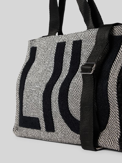 Produktfoto, Tote Bag mit Label-Details von Liu Jo White, czarno-biała faktura, wyraźne detale z logo, główna przegroda z zamkiem błyskawicznym, odpinany pasek na ramię, uchwyty, przegródka wewnętrzna zapinana na zamek błyskawiczny, szerokość w rozmiarze 1: 42 cm, długość w rozmiarze 1: 30 cm, głębokość w rozmiarze 1: 20 cm, długość paska na ramię w rozmiarze 1: 42 cm