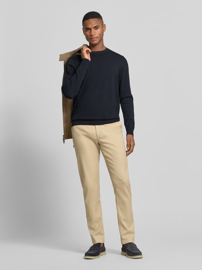 Männermodel trägt Slim Fit Chino aus Baumwoll-Mix von Tommy Hilfiger, Optik: Unifarben, Materialverarbeitung: Piqué, Ganzkörperansicht von vorne.