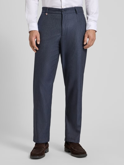 Männermodel trägt Anzughose mit französischen Eingrifftaschen Modell 'Ole' von CG - Club of Gents, Straight, Material-Mix mit Viskose-Anteil, Label-Detail, Knopf- und Reißverschluss, Ganzkörperansicht von vorne.