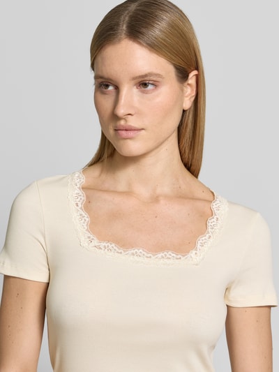 Frauenmodel trägt T-Shirt in Ripp-Optik mit Spitzenbesatz von Jake*s Casual in Beige, Baumwoll-Elasthan-Mix, Nahaufnahme Oberkörper.