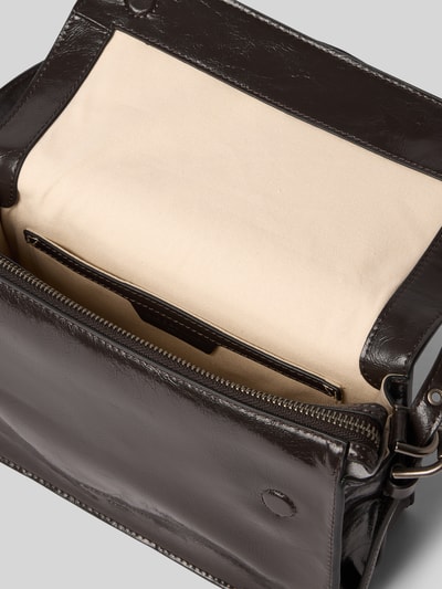 Produktfoto, Umhängetasche aus beschichtetem Leder mit Logo-Prägung Modell 'AUDREY' von LIEBESKIND BERLIN, Hauptfach mit Magnetverschluss, verstellbarer Schultergurt, Innenfach, Farben: dunkelbraun mit hellem Innenfutter, Maße: 25 cm Breite, 17 cm Länge, 9 cm Tiefe, Riemenlänge: 60 cm