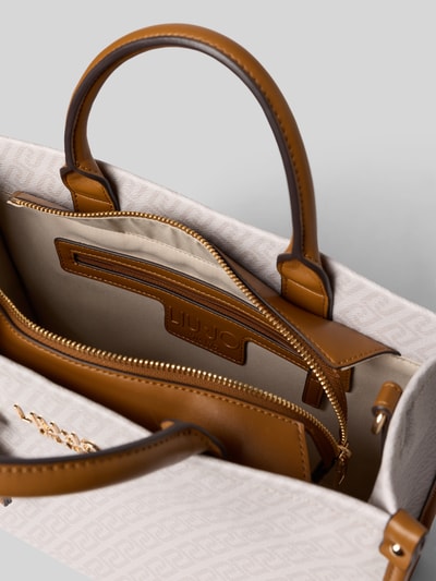 Produktfoto, Handtasche mit Logo-Applikation in Leder-Optik von Liu Jo White in Beige und Braun, Hauptfach mit Reißverschluss, Detailaufnahme