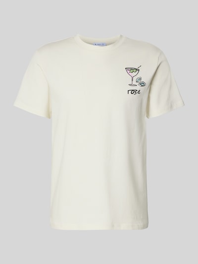Männermodel trägt T-Shirt mit Motiv und Rundhalsausschnitt von Manuel Ritz in Weiß, reine Baumwolle, Regular Fit, Ganzkörperansicht von vorne.