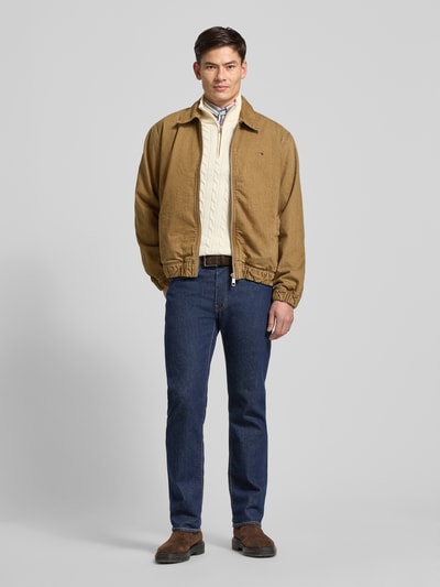 Mannelijk model draagt Regular Fit Bomberjacke aus reiner Baumwolle van Tommy Hilfiger, effen look, denim, logodetail, volledige lichaamsvoorzijde.