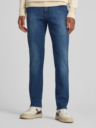Męski model nosi Straight Fit Jeans mit 5-Pocket-Design Modell 'Chuck' od Brax, niebieski bawełniany jeans z domieszką stretchu, przód, zbliżenie dolnej części ciała.