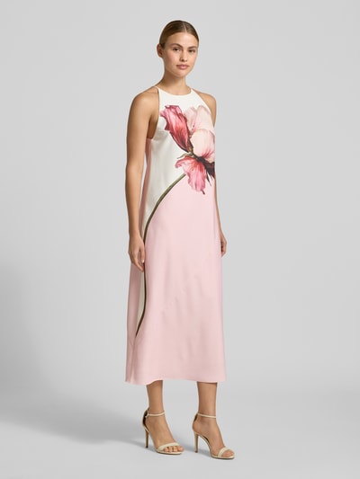 Kobiece model prezentuje sukienka midi z satyny Ted Baker, model 'Lowela' z kwiatowym nadrukiem na całej powierzchni, krój regular fit, bez rękawów, długość tyłu w rozmiarze 36: 120 cm, szerokość w rozmiarze 36: 44 cm, widok całej sylwetki z przodu
