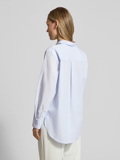 Frauenmodel trägt Hemdbluse mit Knopfleiste von Christian Berg Woman aus Reine Baumwolle, Straight Fit, Hellblau, Ganzkörperansicht Rückansicht.