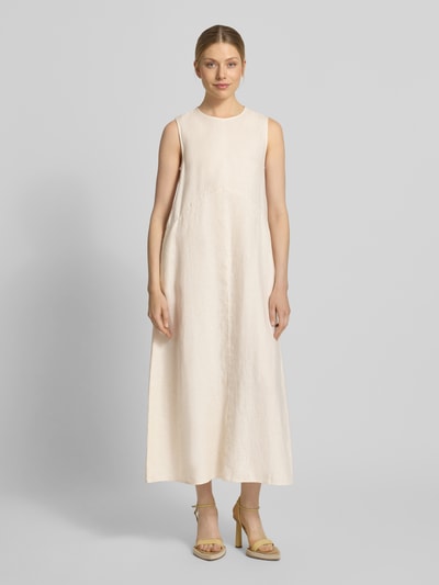 Frauenmodel trägt Relaxed Fit Midikleid aus reinen Leinen von Jake*s Collection in Creme, ärmelloses Design mit Rundhalsausschnitt, Ganzkörperansicht von vorne. Reine Leinen, Rückenlänge bei Größe 36: 126 cm, Brustweite: 47 cm.