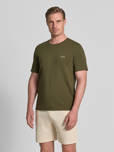 Männermodel trägt Regular Fit T-Shirt aus Baumwoll-Mix von BOSS in Olivgrün mit glatter Textur, Ganzkörperansicht von vorne. Herren T-Shirt von BOSS