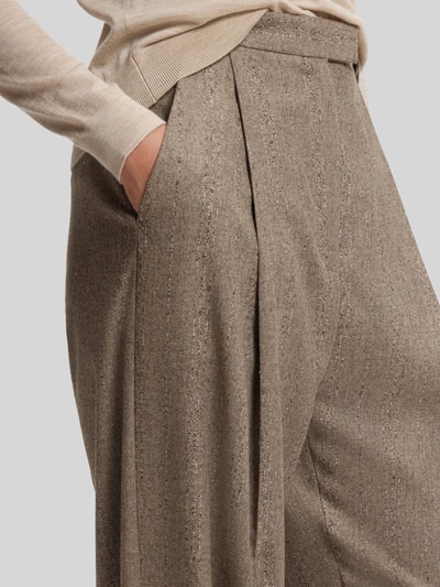 Frauenmodel trägt Weite Hose aus Viskose-Mix mit Woll-Anteil Modell 'Tornara' von BOSS in Beige mit Struktur, Damen Weite Hose von BOSS, Nahaufnahme Oberkörper.
