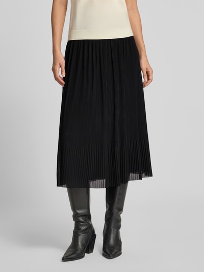 Frauenmodel trägt Plisseerock mit elastischem Bund von COMMA in Schwarz, Midilänge, feine Plisseefalten, Ganzkörperansicht von vorne.