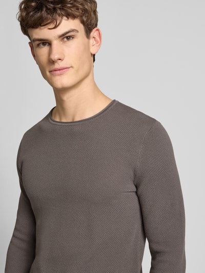 Männermodel trägt Basic Strickpullover mit Rundhalsausschnitt und Rollkanten von Review, Reine Baumwolle, Regular-Fit, Nahaufnahme Oberkörper.