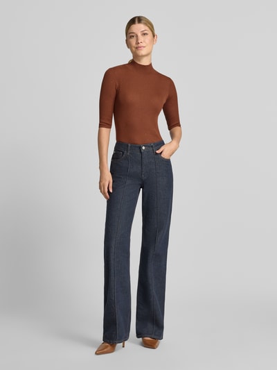 Frauenmodel trägt Slim Fit Pullover mit Stehkragen Modell 'GALLO' von Marella in Braun, Glitzer-Effekt, Halbarm, Ganzkörperansicht von vorne.