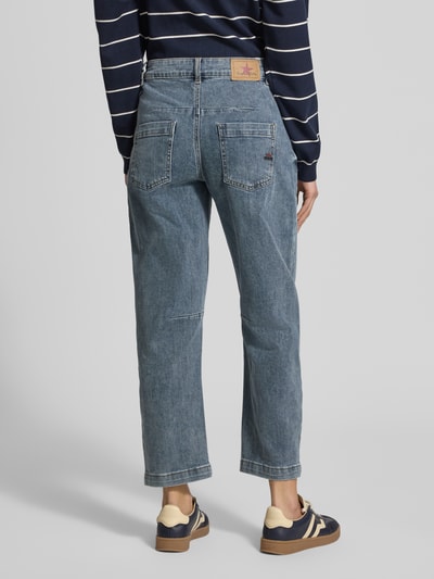 Frauenmodel trägt Barrel Jeans mit Eingrifftaschen von Buena Vista in Blau aus Baumwoll-Mix, lockerer Schnitt, Ganzkörperansicht Rückansicht.