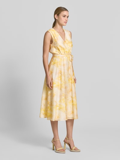 Vrouwenmodel draagt Midikleid aus Lyocell-Mix in Wickel-Optik van Jake*s Collection in A-lijn met V-hals en riem, pastel geel, zijdeachtige textuur, dames midikleid met linnen, volledige lichaamsaanzicht voorkant.