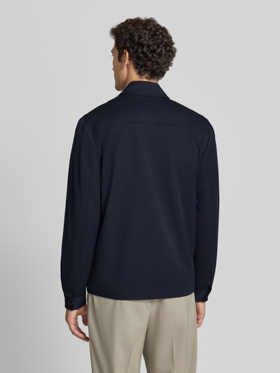 Männermodel trägt hybride jack met viscose, Materiaalmix, straight fit, Kentkraag, knoopsluiting, opgestikte borstzak, steekzakken, Model 'Marseille' van Les Deux, ruglengte bij maat M 62 cm, schouderbreedte 46 cm, borstwijdte 55 cm, mouwlengte 88 cm, donkerblauw, glad oppervlak, Ganzkörperaanzicht rugaanzicht