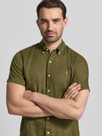 Männermodel trägt Regular Fit Leinenhemd mit Button-Down-Kragen von Polo Ralph Lauren in uni olivgrünem Leinen, kortem mouw, logo-stitching, vooraanzicht, Nahaufnahme Oberkörper.