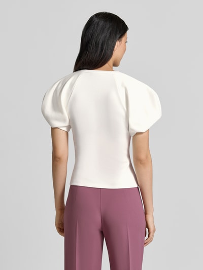 Vrouwenmodel draagt blouse met ballonmouwen van Rinascimento in wit, Materiaalmix met stretch, getailleerde pasvorm, ruglengte maat S 55 cm, mouwlengte maat S 27 cm, ronde hals, Ganzkörperansicht Rückansicht.