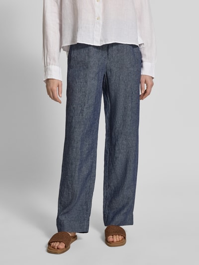 Frauenmodel trägt Regular Fit Weite Hose aus reinem Leinen Modell 'FARINA' von Brax, unifarben in Blau, Eingrifftaschen, Nahaufnahme Oberkörper